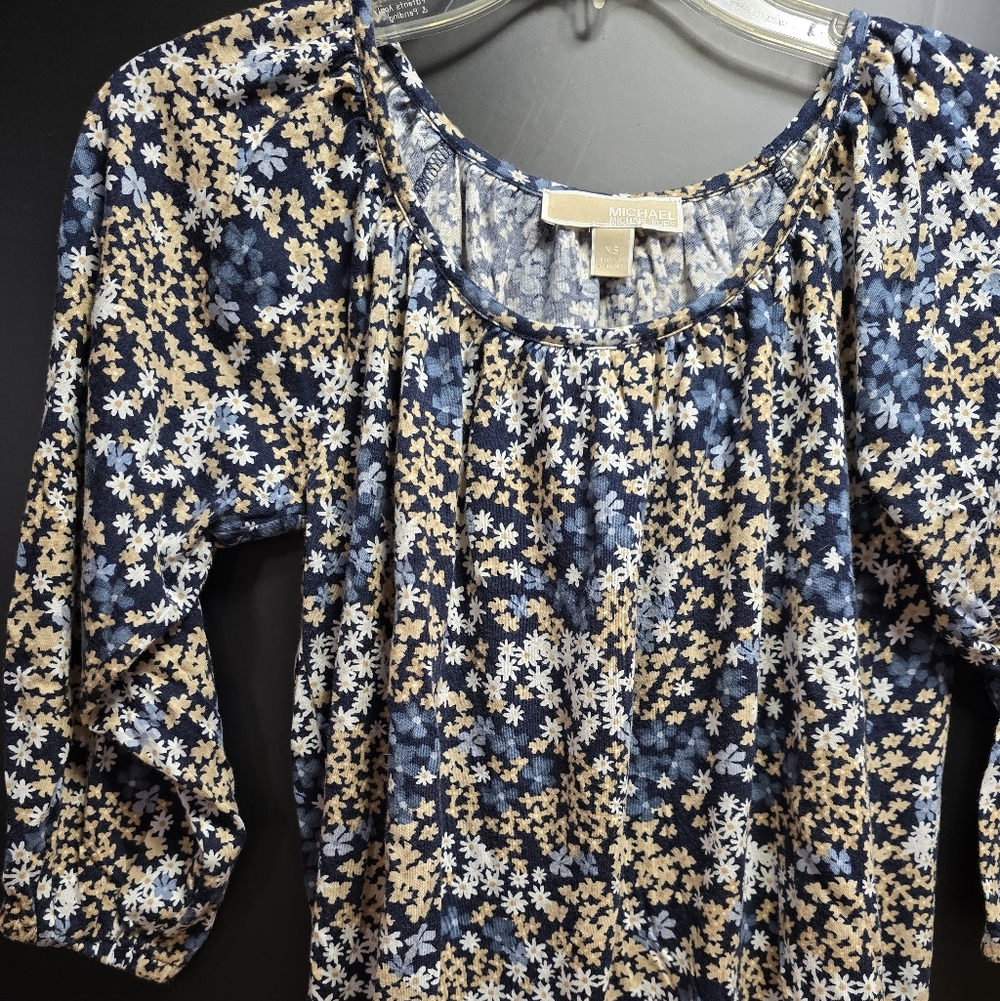 MICHAEL Michael Kors Navy & Beige Floral Scoop Neck Blouse Xs Tee Shirt Material